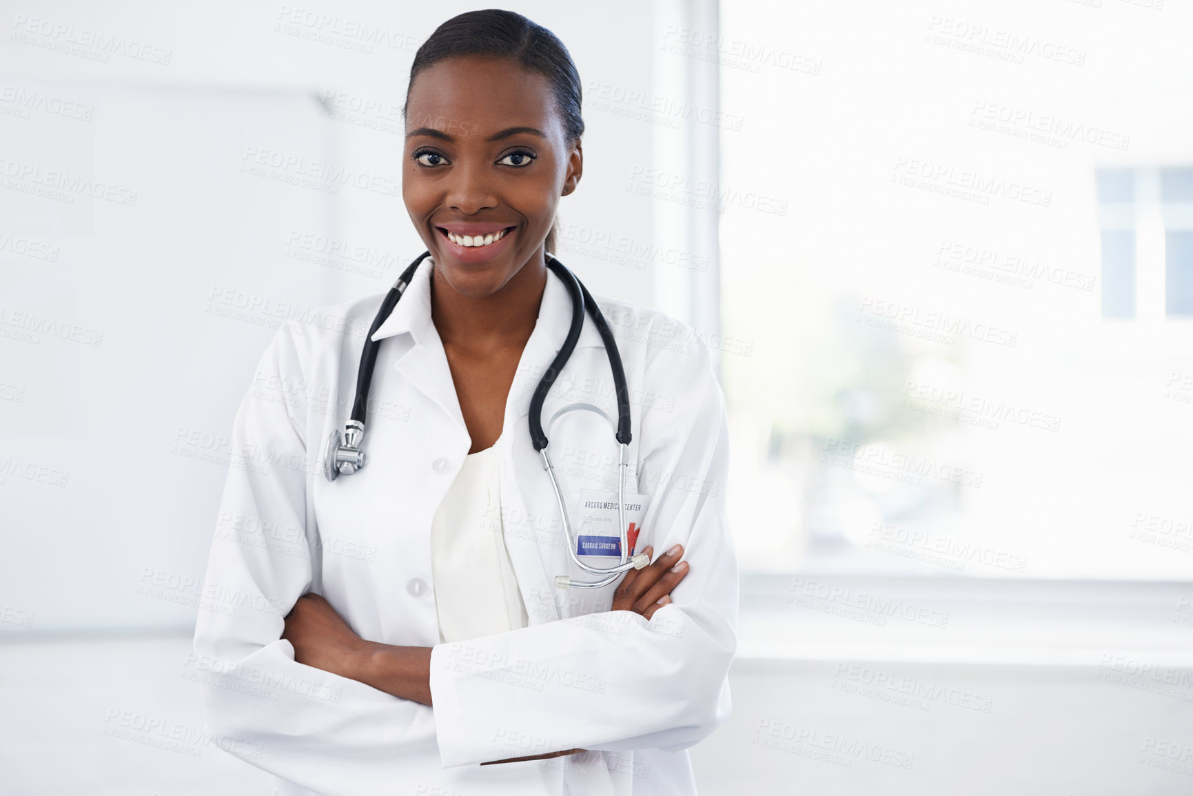Темнокожая доктор. Темнокожие врачи женщины. Африканка женщина врач. Чернокожая врач женщина. Врач афроамериканец женщина.