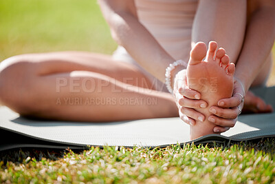 Fotografia do Stock: Woman, foot pain and injury at beach after yoga  practice, stretching or workout for health and wellness. Sports, pilates or  female massage feet, fibromyalgia or muscle tension after exercise