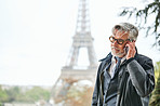 Making plans with friends in Paris